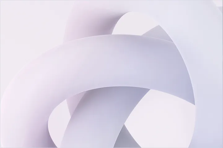 淡いラベンダー色と白を基調とした、複数の滑らかな曲線が絡み合う抽象的なイメージ。幅広の帯状またはチューブ状の要素が優雅に湾曲し、互いに重なり合いながら画面全体に広がる。柔らかな光が当たることで、各曲線の表面には繊細なグラデーションと影が生まれ、マットで立体的な質感を強調している。ミニマルで洗練されたデザインが、静かで落ち着いた雰囲気を醸し出している。