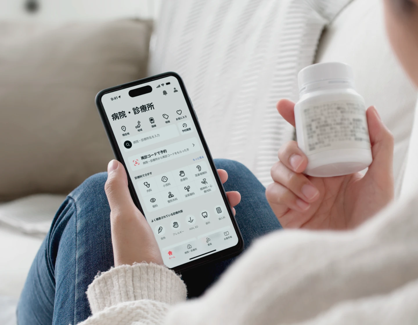 左側に医療介護の求人・転職サイト「ジョブメドレー」のアプリ画面、右側にオンライン診療サービス「メドレークリニック」のアプリ画面を表示した2台のスマートフォン。ジョブメドレーには「ピッタリの仕事、みつかる。」というキャッチフレーズと職種カテゴリが表示され、メドレークリニックには睡眠時無呼吸症候群外来の予約詳細と診療科検索のアイコンが表示されている。